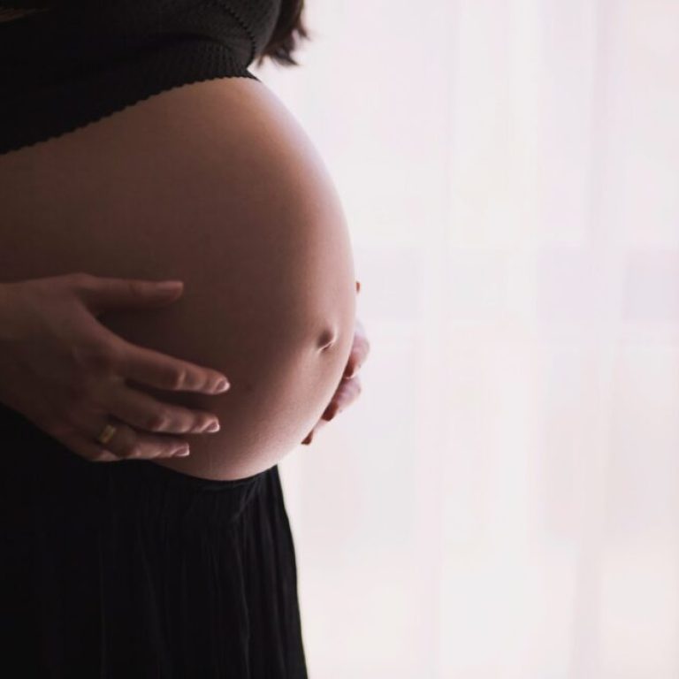 Benefits-of-Floating-While-Pregnant-980x653